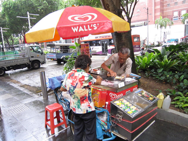 &#91;CULINARY&#93; Mengintip Ice Cream Sandwich di Pinggiran Jalan Kota Singapore