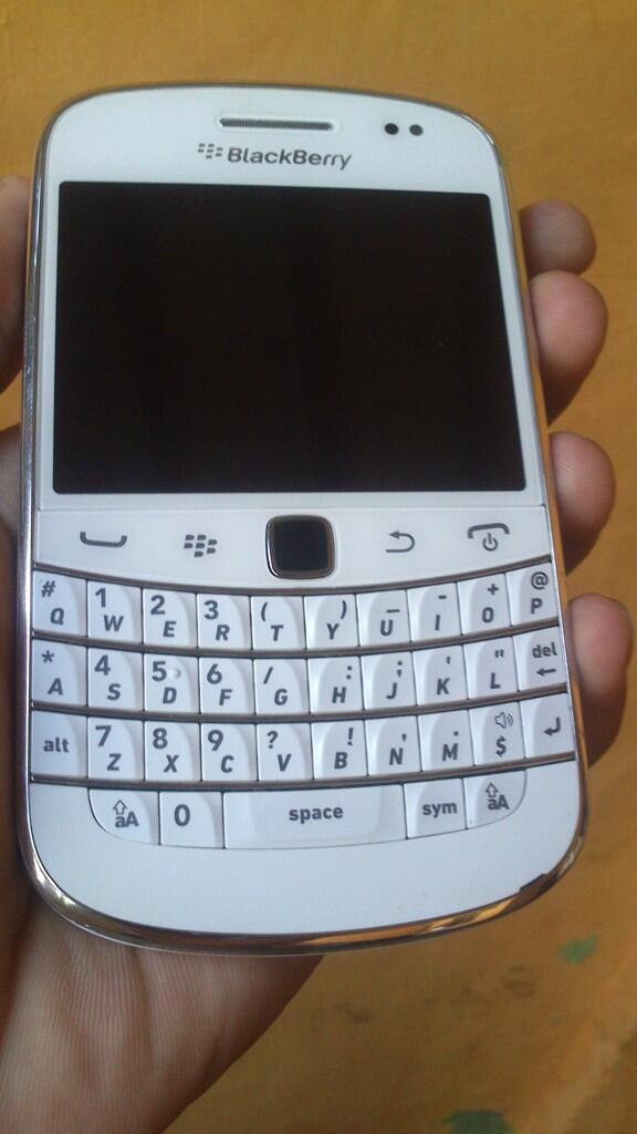 blackberry 9900 a.k dakota white