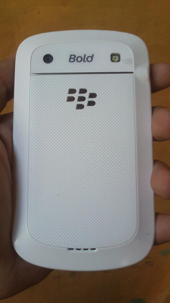 blackberry 9900 a.k dakota white