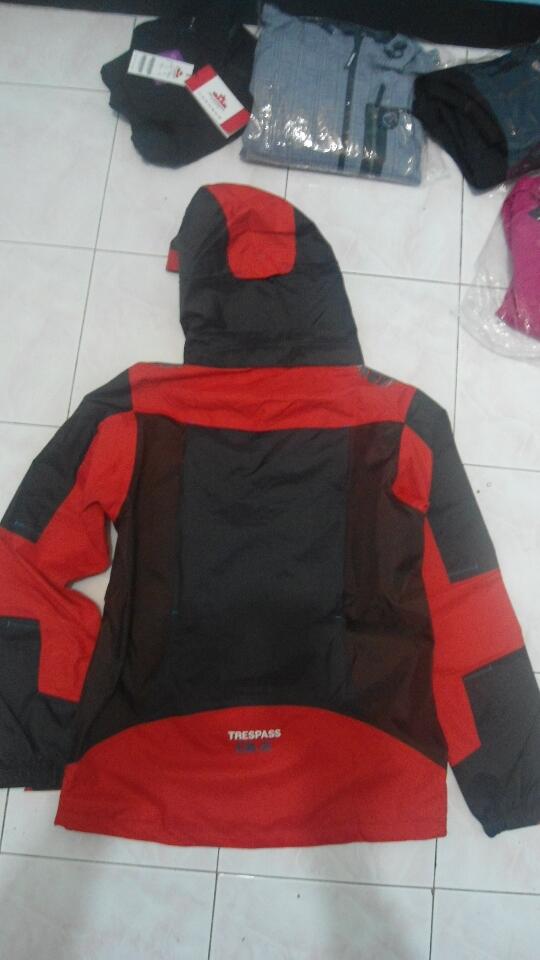 Terjual jaket dan celana  gunung outdoor ori Iguana 