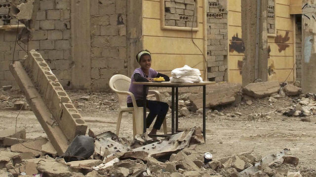 Foto Memilukan Dari Suriah, Gadis Kecil Berjualan Roti Di Tengah Kehancuran