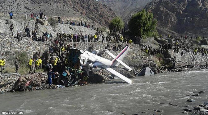 Braaak! Pesawat Bawa Turis Jepang Nyusruk di Pinggir Sungai Nepal