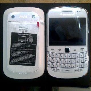 BLACKBERRY BOLD Touch 9900 Dakota White