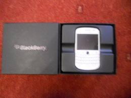 BLACKBERRY BOLD Touch 9900 Dakota White
