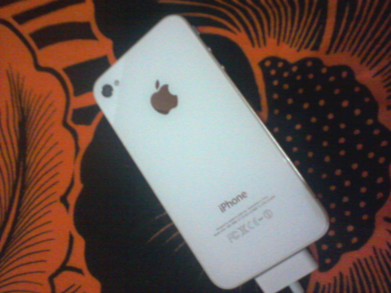 iPhone 4 white 16gb ex telkomsel 2jt aja