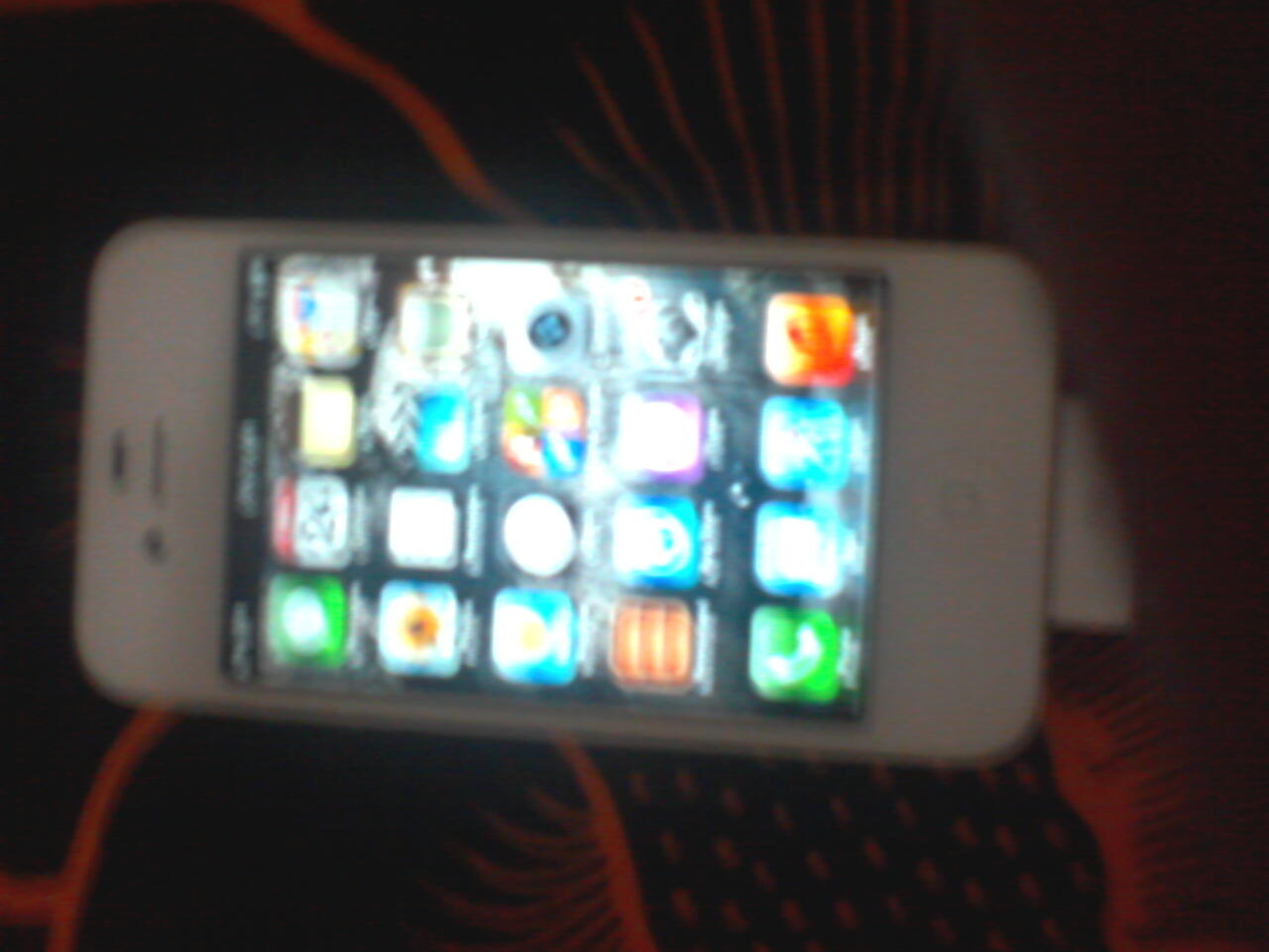 iPhone 4 white 16gb ex telkomsel 2jt aja