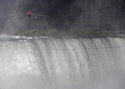 Pria Ini Nekad Menyebrangi Niagara Dengan Seutas Tali !