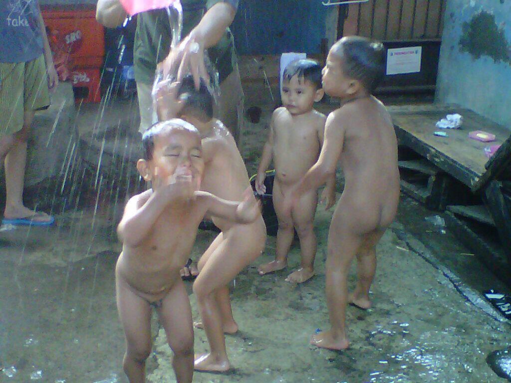 BUGIL KOK RAME2,...gila beneeerr...