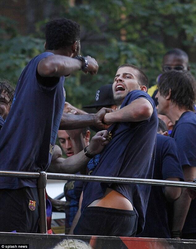 Barca berantem.. Pique dan Song Berantem di depan Suporter saat parade juara