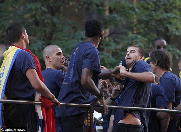 Barca berantem.. Pique dan Song Berantem di depan Suporter saat parade juara
