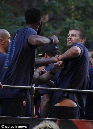Barca berantem.. Pique dan Song Berantem di depan Suporter saat parade juara