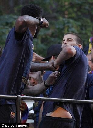 Barca berantem.. Pique dan Song Berantem di depan Suporter saat parade juara