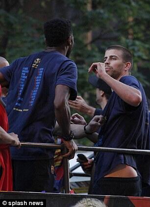 Barca berantem.. Pique dan Song Berantem di depan Suporter saat parade juara