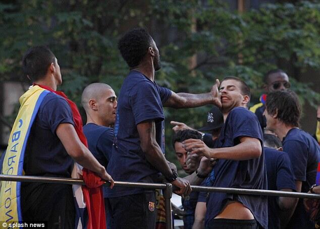 Barca berantem.. Pique dan Song Berantem di depan Suporter saat parade juara