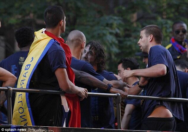 Barca berantem.. Pique dan Song Berantem di depan Suporter saat parade juara