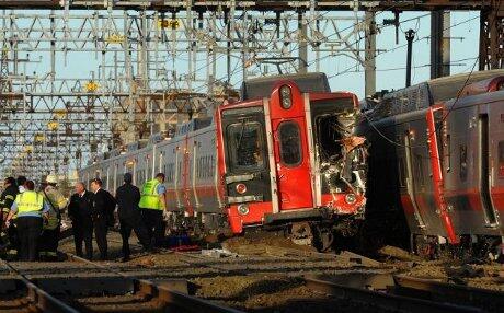 Tabrakan Komuter New York , Wajar klo di Indonesia Masih Brantakan.