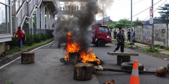  Blokir Jalan Klender, Ban Belasan Mobil dan Angkot Dikempesi