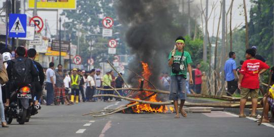  Blokir Jalan Klender, Ban Belasan Mobil dan Angkot Dikempesi