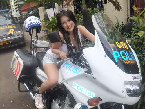 Ane Ditabrak Motor Polisi Patwal Gan!!