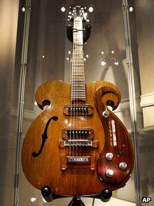 Gitar John Lennon laku Rp4 M gan..:matabelo