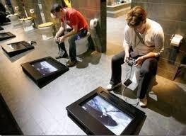 4 Hal Yang Biasa Dilakukan Orang Dengan Ponselnya Di Toilet