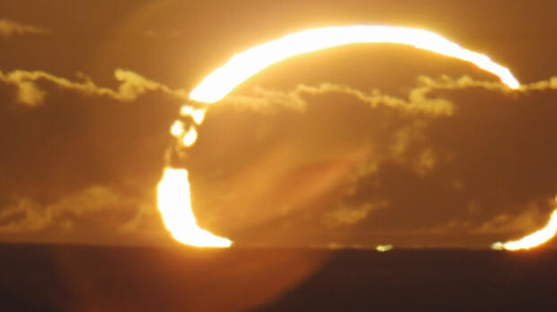 Foto Menakjubkan Gerhana Matahari Cincin Saat Matahari Terbit