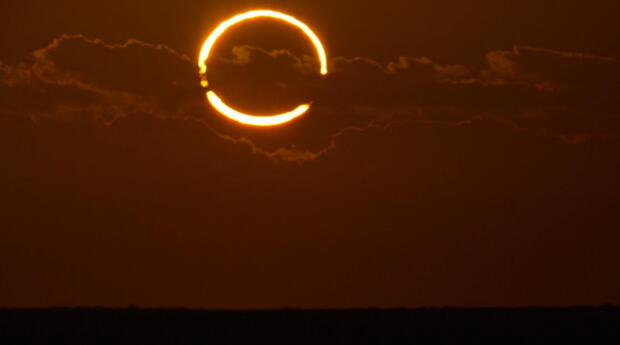 Foto Menakjubkan Gerhana Matahari Cincin Saat Matahari Terbit