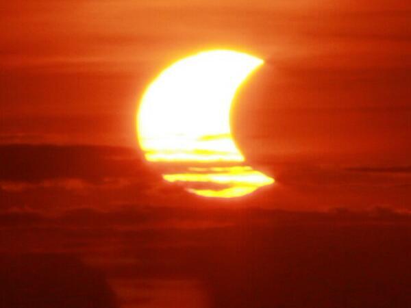 Foto Menakjubkan Gerhana Matahari Cincin Saat Matahari Terbit