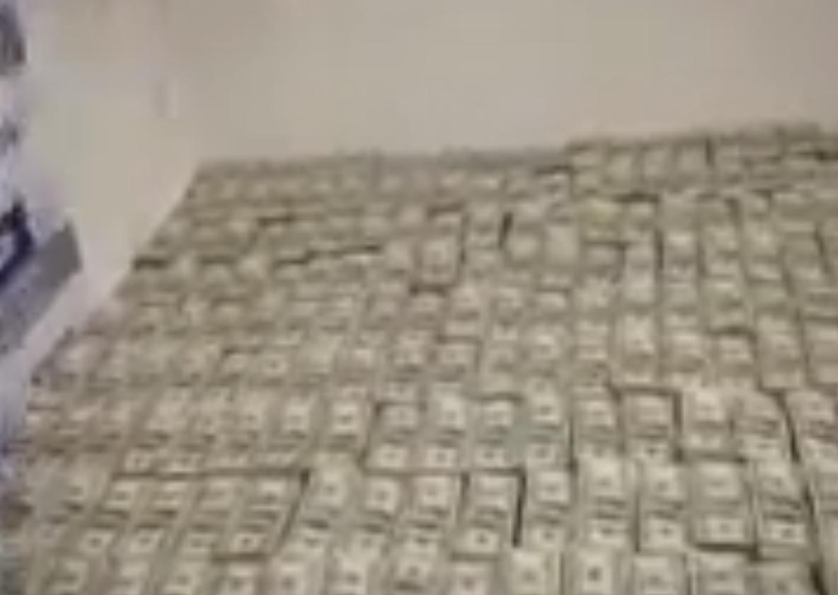 Pernah liat uang 207 juta dollar ? 