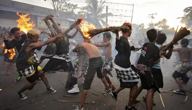 Tradisi Perang Api Umat Hindu Di Mataram