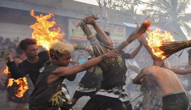 Tradisi Perang Api Umat Hindu Di Mataram