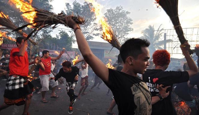 Tradisi Perang Api Umat Hindu Di Mataram