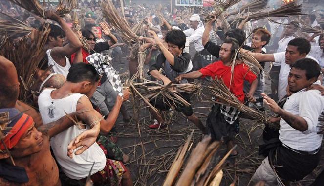 Tradisi Perang Api Umat Hindu Di Mataram