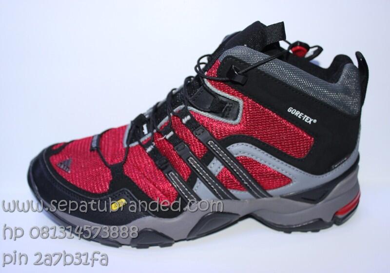 sepatu vans,asics tiger,nike,macbeth,converse,zara,toms,crocs,puma,reebok,adidas