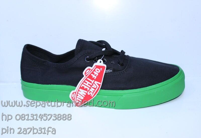 sepatu vans,asics tiger,nike,macbeth,converse,zara,toms,crocs,puma,reebok,adidas