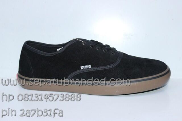 sepatu vans,asics tiger,nike,macbeth,converse,zara,toms,crocs,puma,reebok,adidas