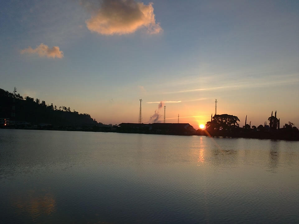 Penampakan Aneh di Langit Waktu di Telaga Sarangan &#91;PIC++&#93;