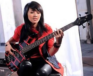 10 Pemain Gitar Wanita Terkenal di Indonesia