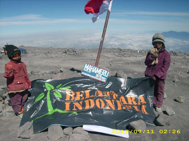 Pendaki Cilik Kakak Beradik yang menggapai Puncak Mahameru 