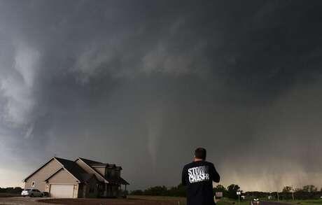 Tornado di Oklahoma Tergolong Sangat Kuat, Bisa Menyapu Bangunan Permanen 