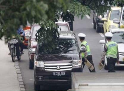 Gokil, Ketika Polisi Berhadapan dengan Pengendara Motor Edan! 