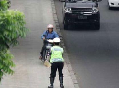 Gokil, Ketika Polisi Berhadapan dengan Pengendara Motor Edan! 