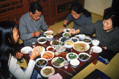 Mau tahu tentang Tata Cara Makan Orang Korea? Ternyata 
