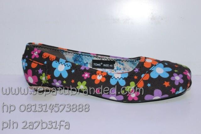 sepatu vans,asics tiger,nike,macbeth,converse,zara,toms,crocs,puma,reebok,adidas