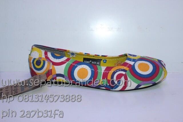 sepatu vans,asics tiger,nike,macbeth,converse,zara,toms,crocs,puma,reebok,adidas