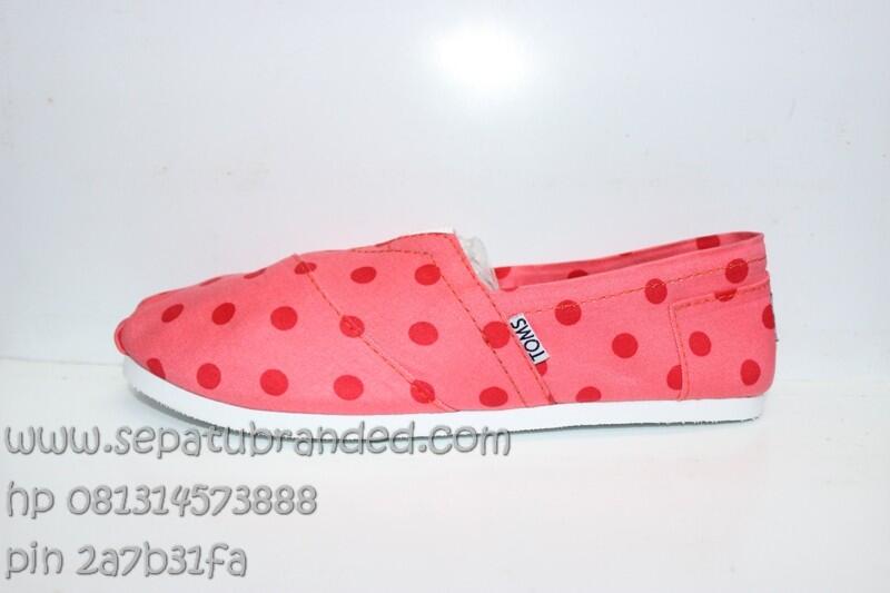 sepatu vans,asics tiger,nike,macbeth,converse,zara,toms,crocs,puma,reebok,adidas