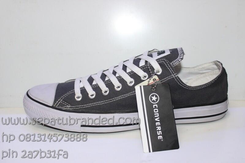 sepatu vans,asics tiger,nike,macbeth,converse,zara,toms,crocs,puma,reebok,adidas