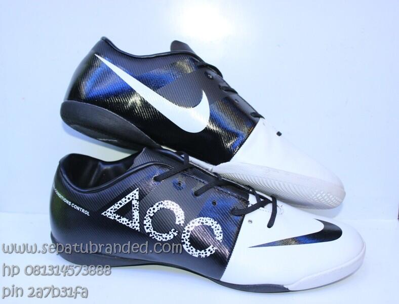 sepatu vans,asics tiger,nike,macbeth,converse,zara,toms,crocs,puma,reebok,adidas
