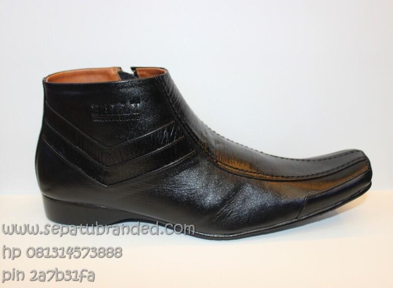 sepatu vans,asics tiger,nike,macbeth,converse,zara,toms,crocs,puma,reebok,adidas