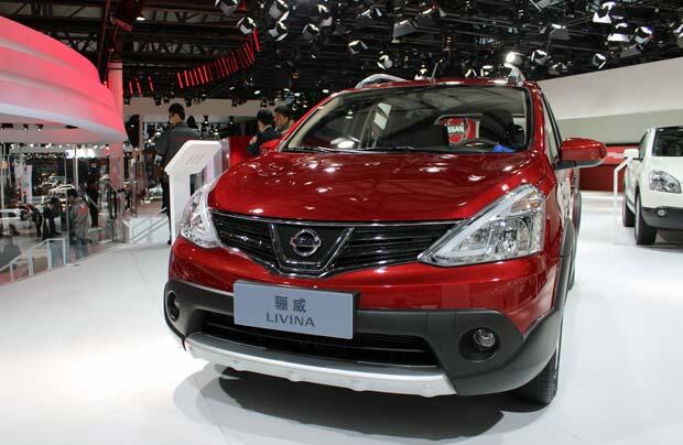 CAUGHT ON CAMERA! spyshoot all new grand LIVINA di JAKARTA!